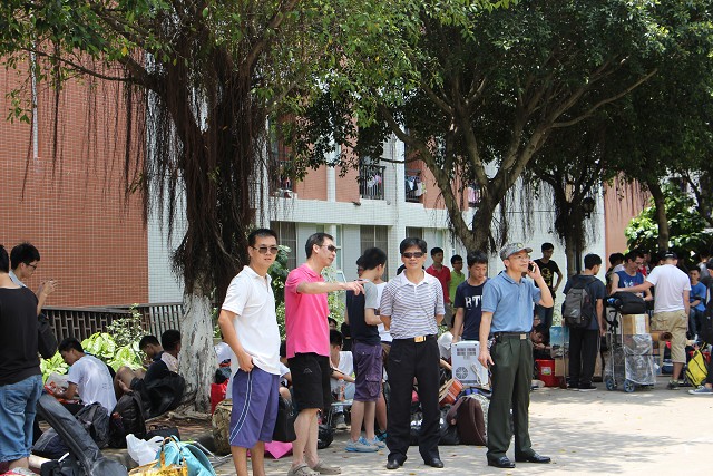 杨书记现场指挥搬迁工作